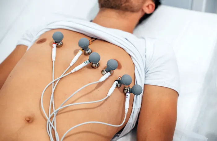Esame di un elettrocardiogramma su un paziente