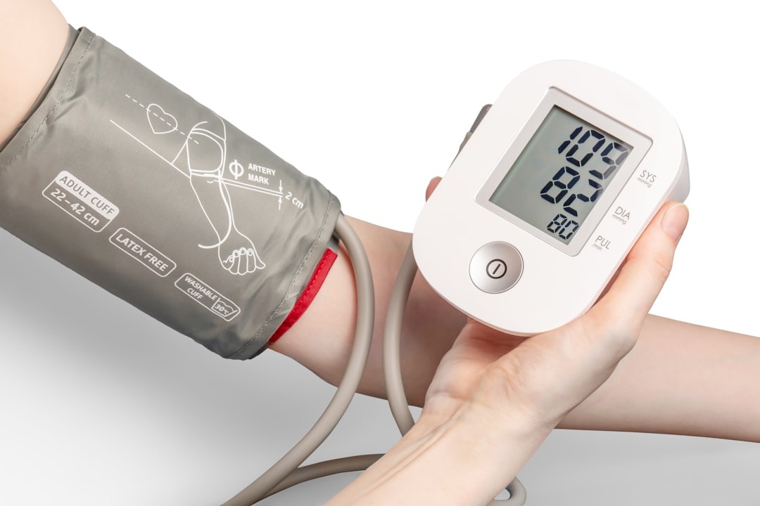 Misurazione della pressione arteriosa con sfigmomanometro digitale da braccio, display con valori ben visibili.