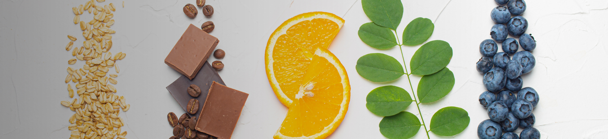 Ingredienti naturali tra cui cereali, cioccolato, caffè, arance e mirtilli
