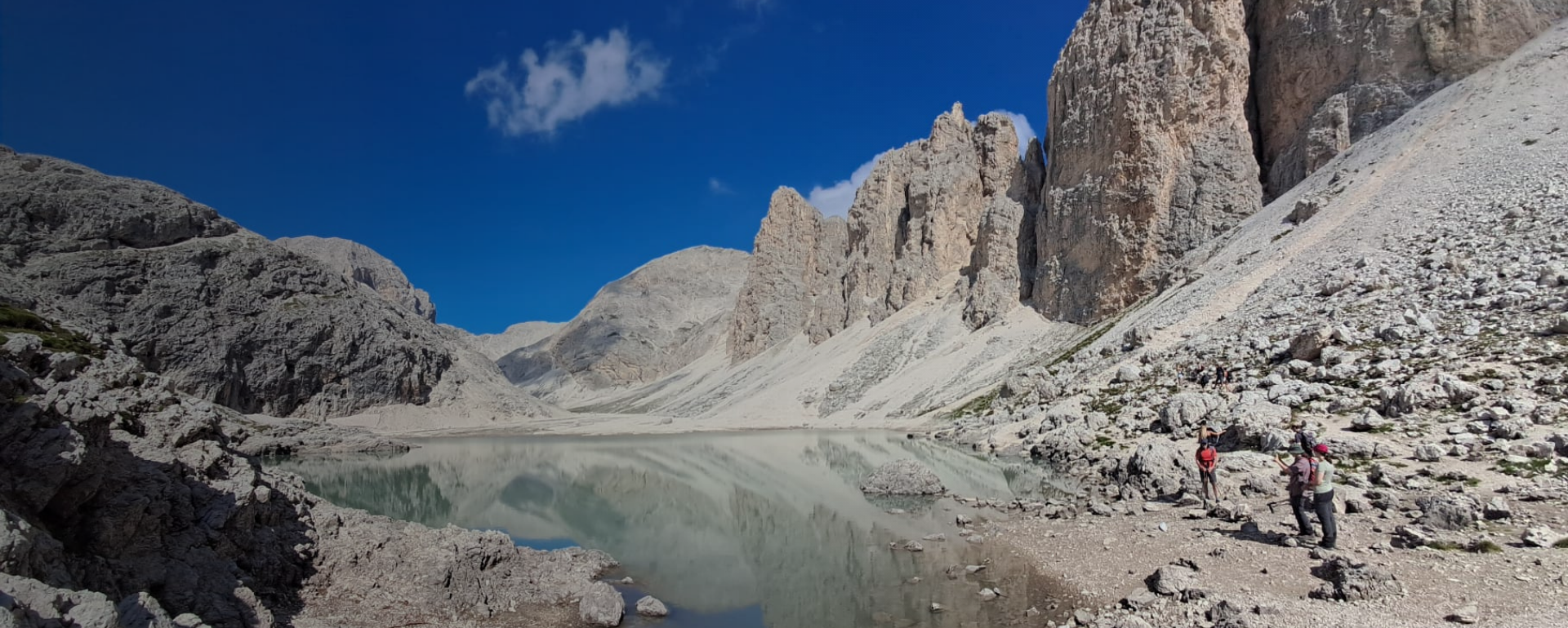 Fotografia del lago antermoia presso le dolomiti