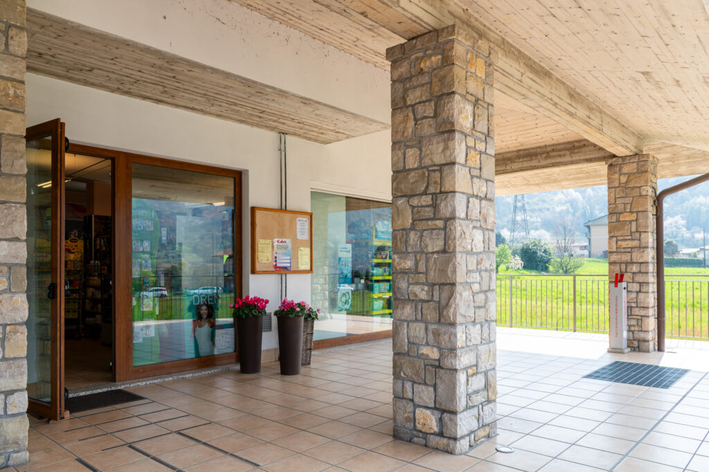Vista del portico della farmacia Scarpellini
