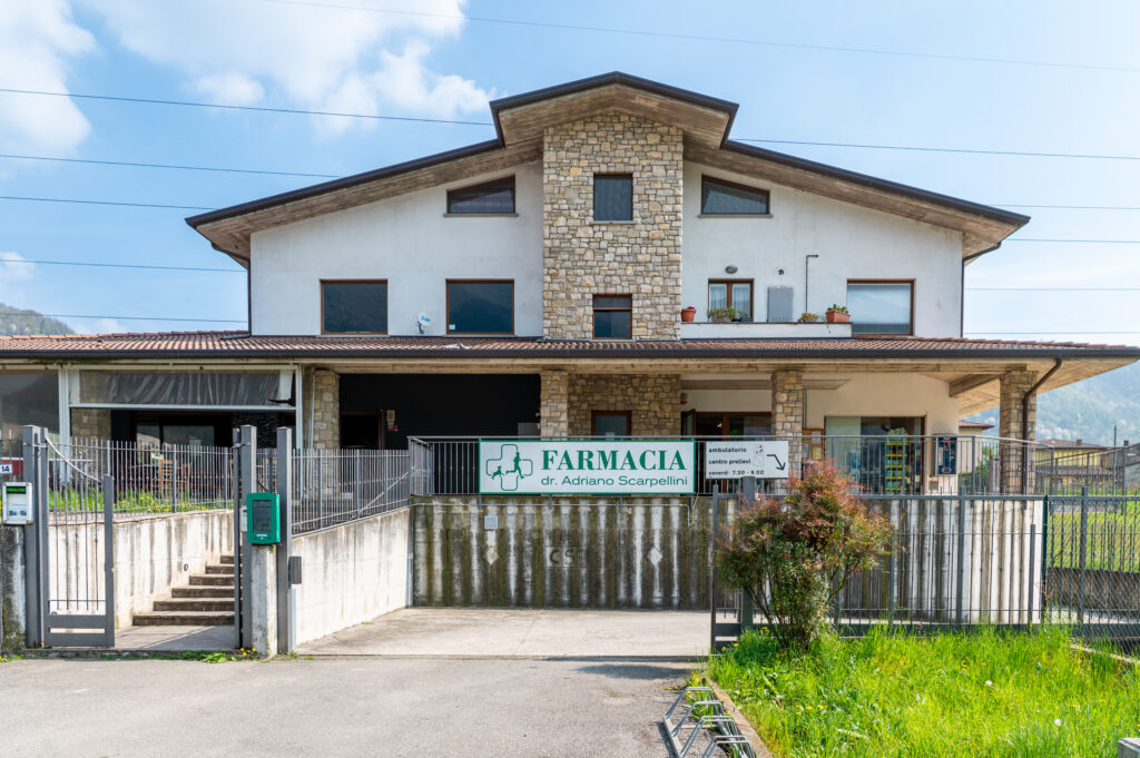Farmacia Scarpellini vista dall'esterno