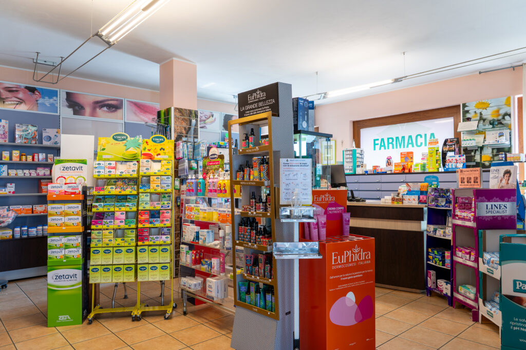 Vista all'interno della farmacia Scarpellini