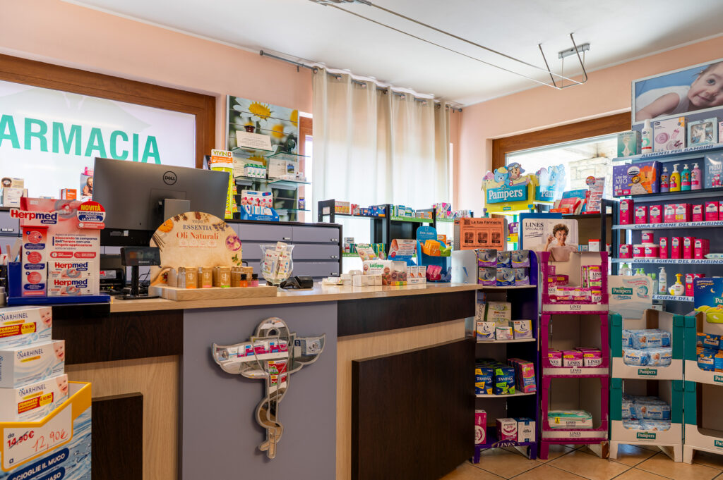 Visuale della farmacia dalla'interno del negozio