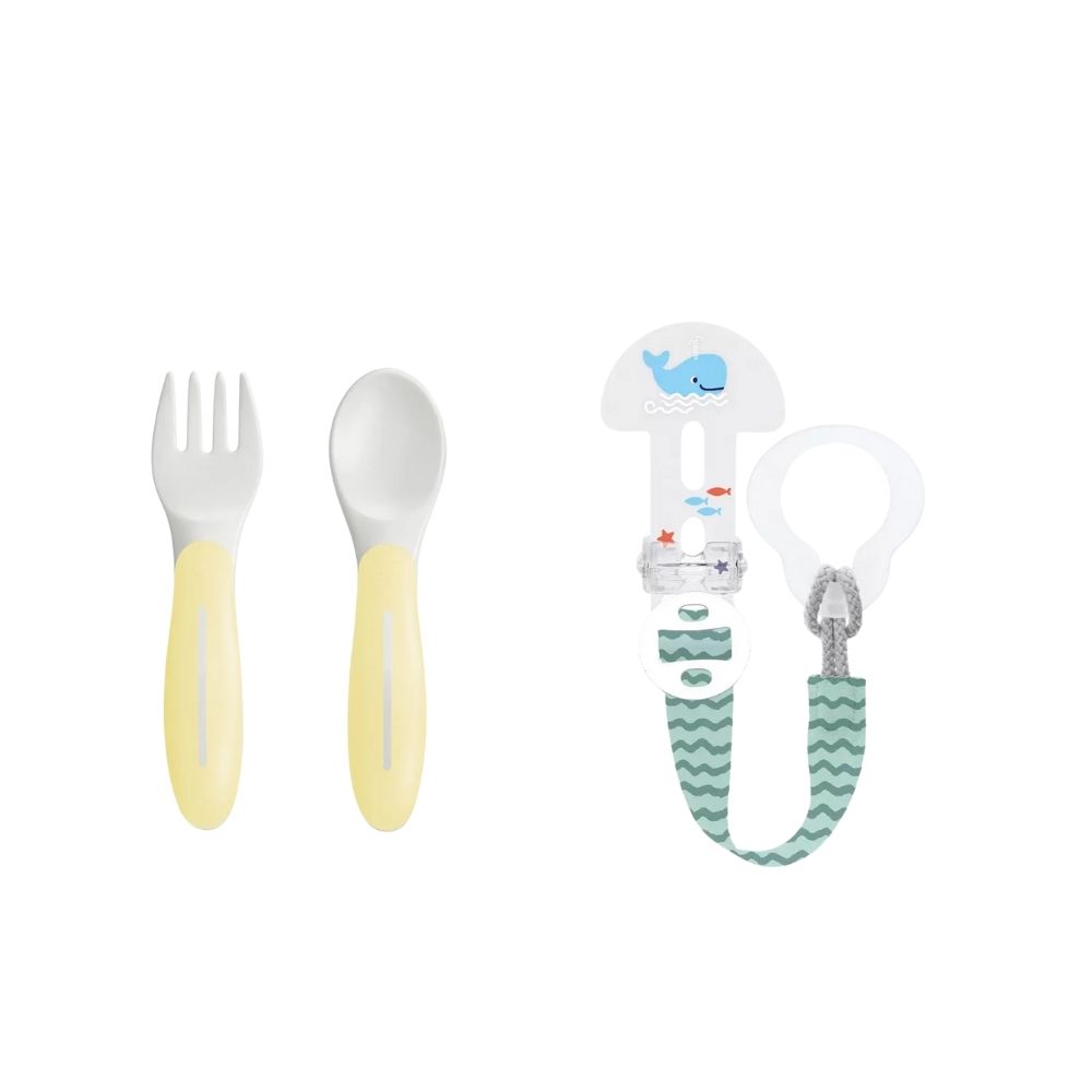 Set di accessori per neonati del marchio MAM, comprendente un fermaciuccio con disegno di balena, un cucchiaino e forchettina gialli con impugnatura ergonomica.