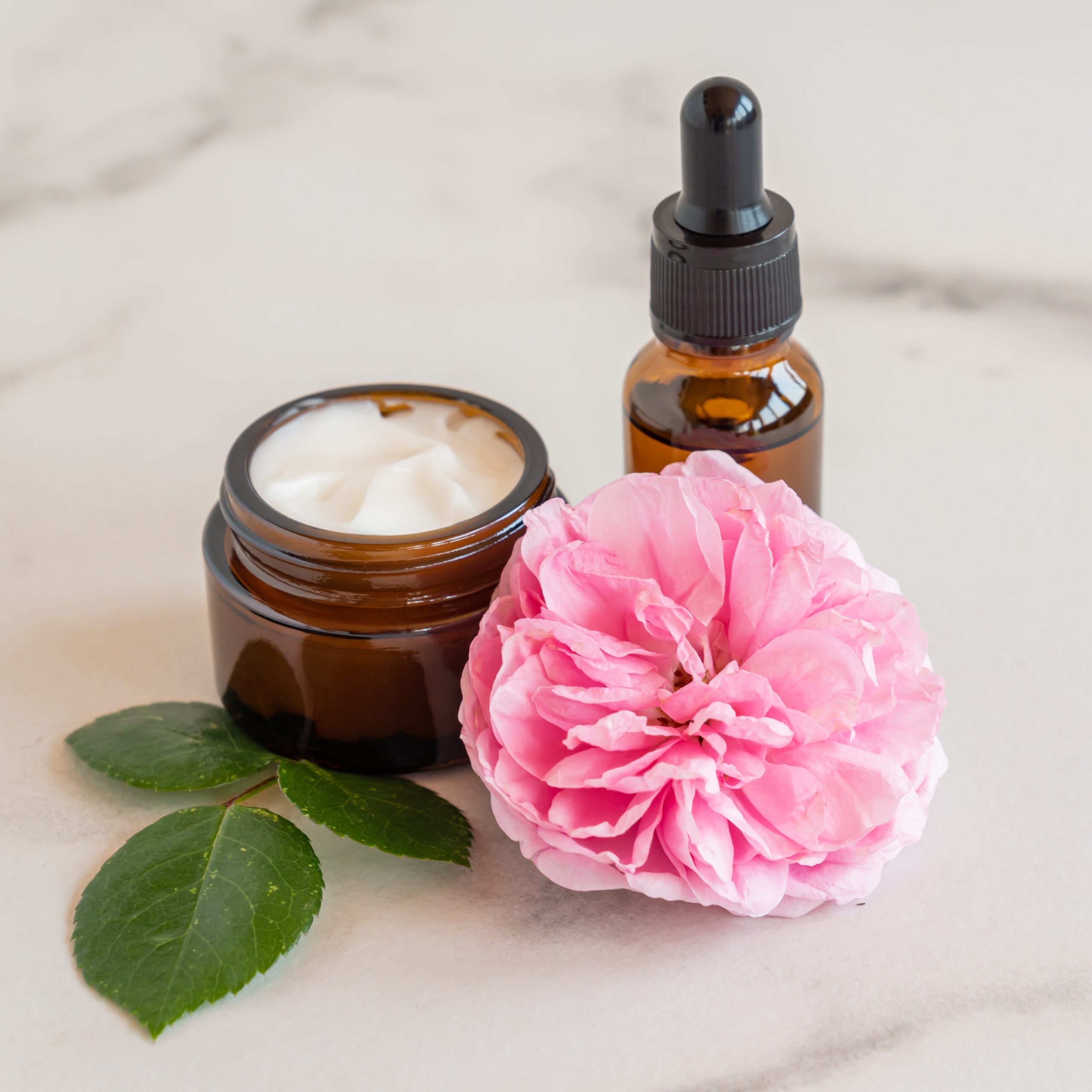 Unguento natura con fiore rosa