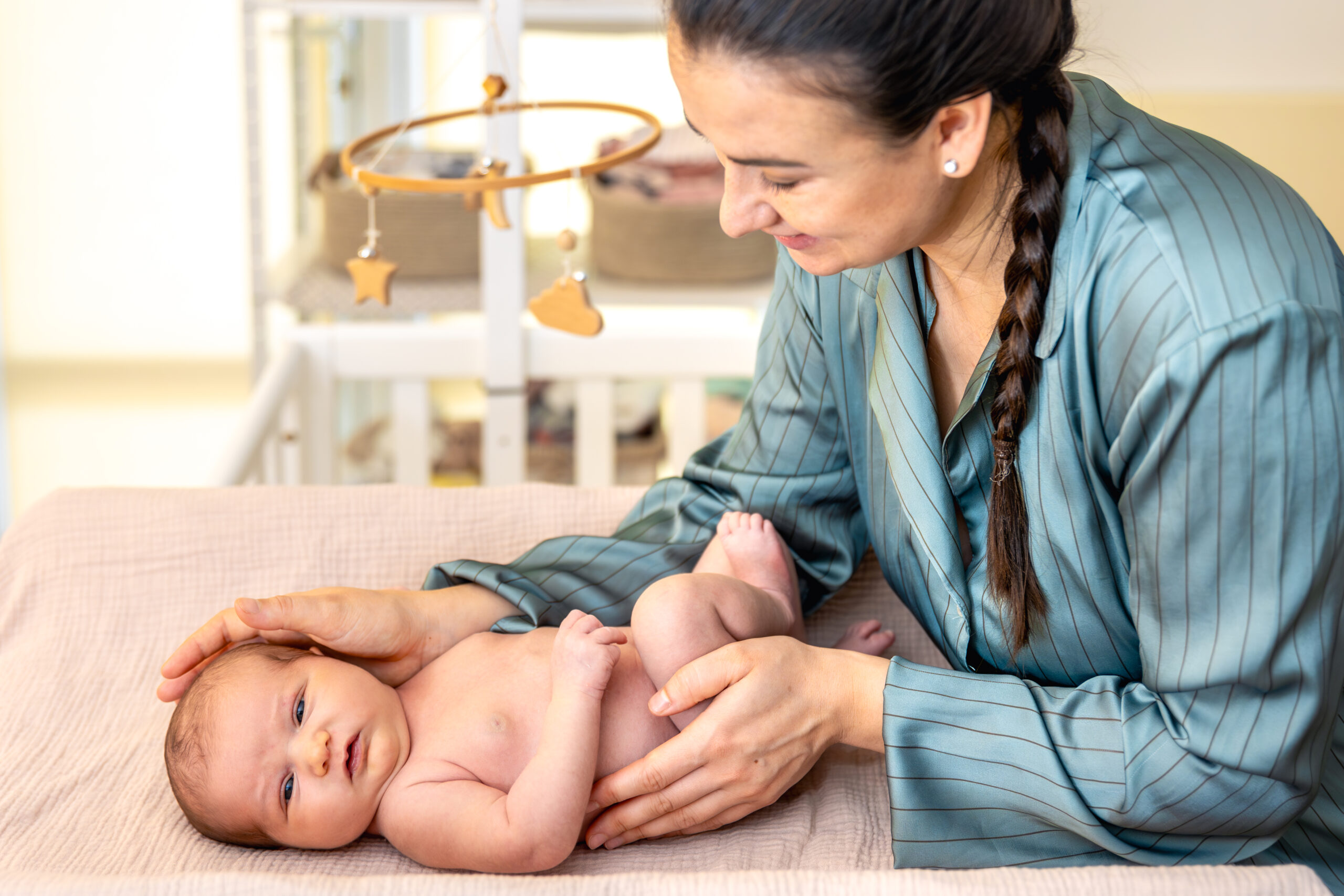 bambino che viene cullato dalla madre